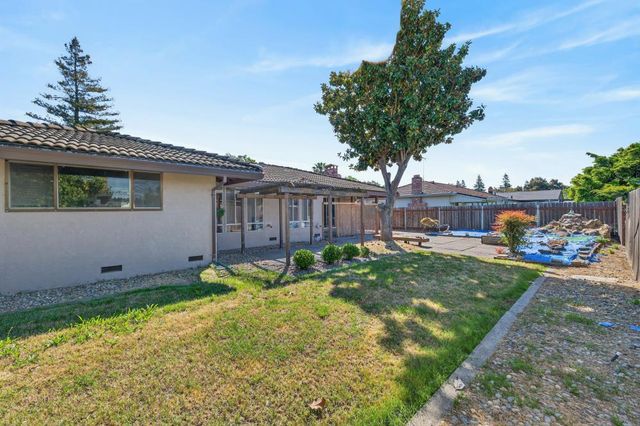 7394 Farm Dale Way, Sacramento, CA 95831