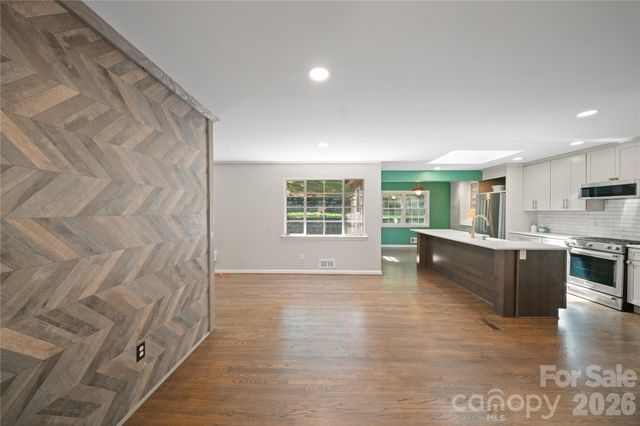 24 Warwick Place, Asheville, NC 28804