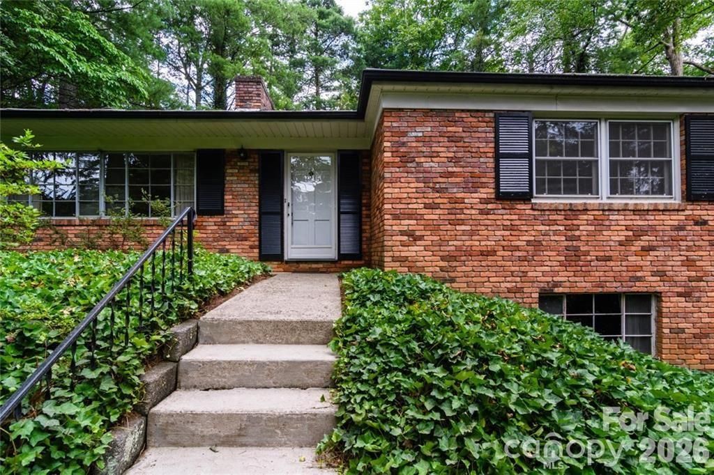 24 Warwick Place, Asheville, NC 28804