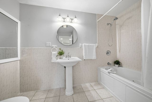 27 Stonegate Rd 27, Chelmsford, MA 01824