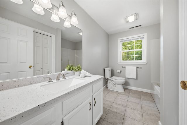 27 Stonegate Rd 27, Chelmsford, MA 01824