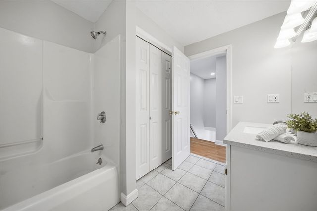 27 Stonegate Rd 27, Chelmsford, MA 01824