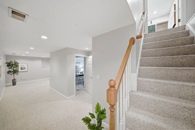 27 Stonegate Rd 27, Chelmsford, MA 01824