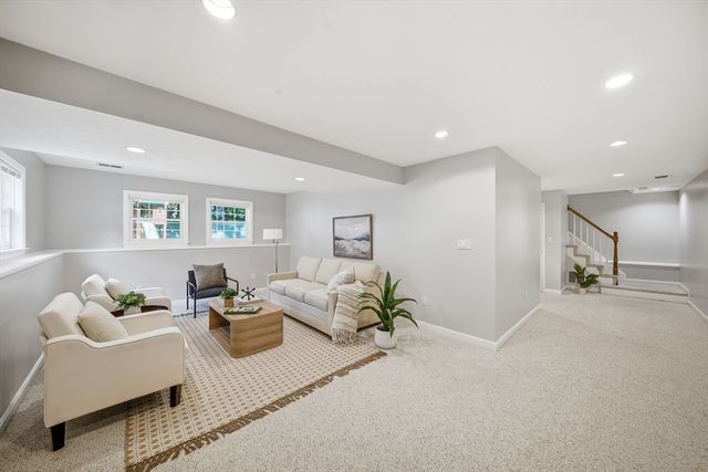 27 Stonegate Rd 27, Chelmsford, MA 01824