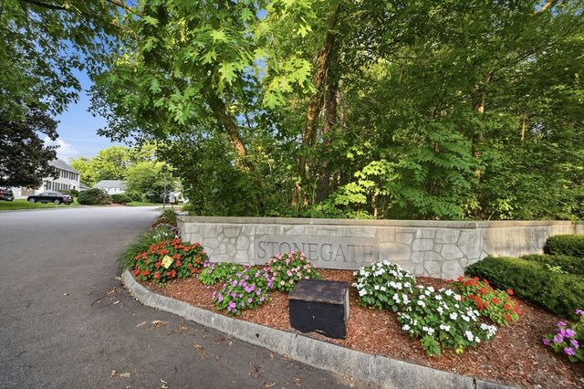27 Stonegate Rd 27, Chelmsford, MA 01824