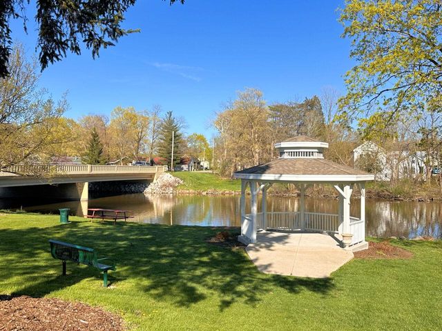 403 TRAIL OF PINES LANE #405, Burlington, WI 53105