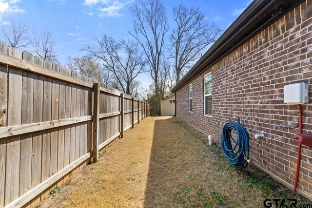17110 Crossing Circle, Lindale, TX 75771