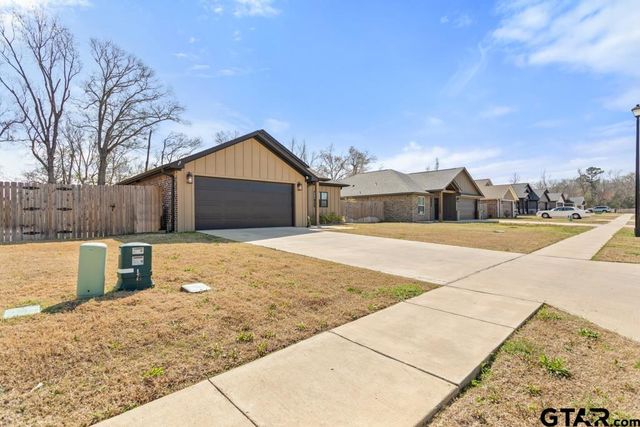 17110 Crossing Circle, Lindale, TX 75771