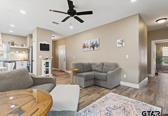 17110 Crossing Circle, Lindale, TX 75771