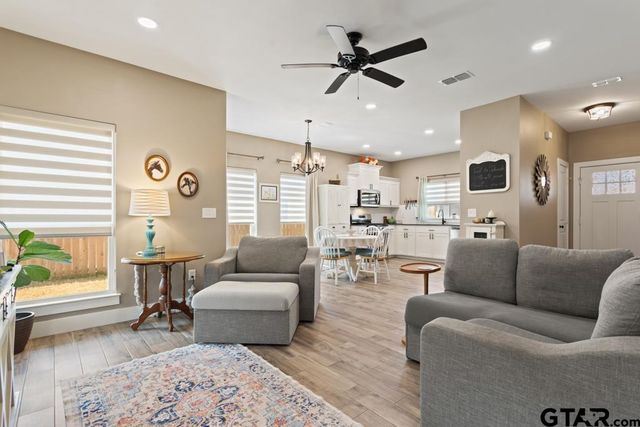 17110 Crossing Circle, Lindale, TX 75771