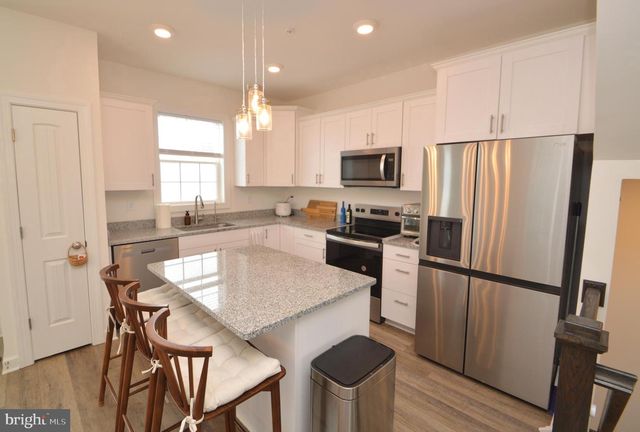 320 AVON DR, Red Lion, PA 17356