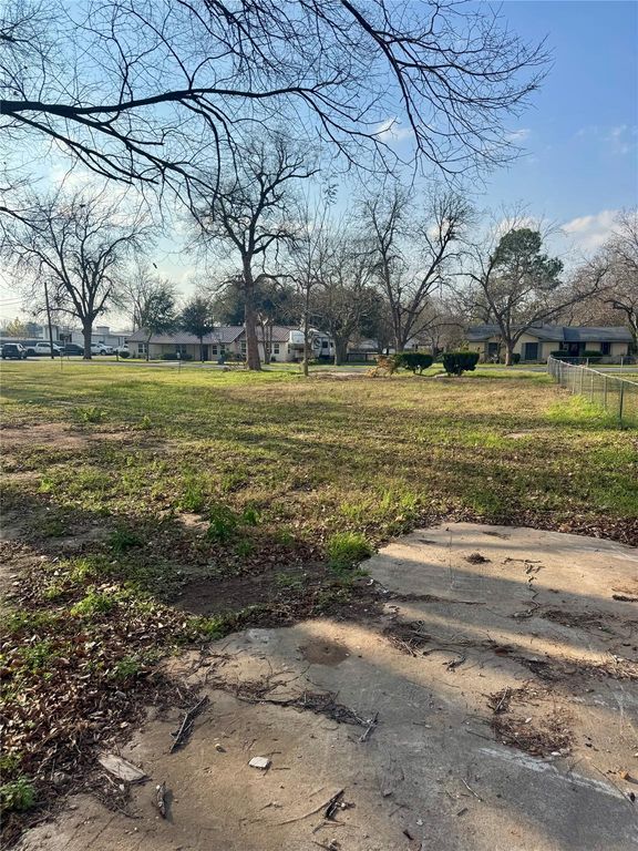104 Byrne ST, Smithville, TX 78957