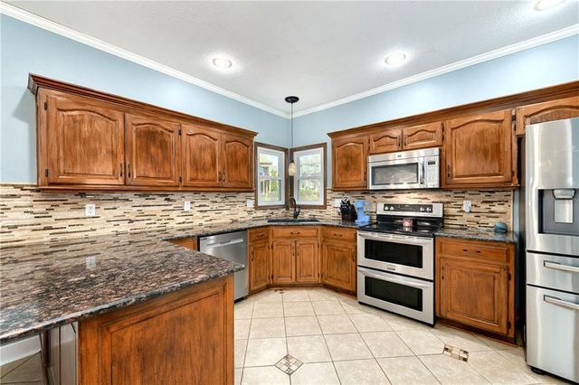 1236 SW Creekside Drive, Lee's Summit, MO 64081