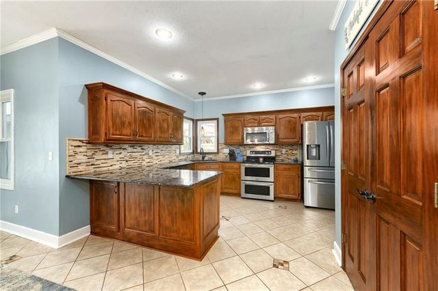 1236 SW Creekside Drive, Lee's Summit, MO 64081