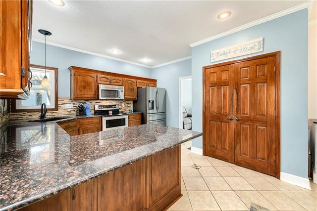 1236 SW Creekside Drive, Lee's Summit, MO 64081