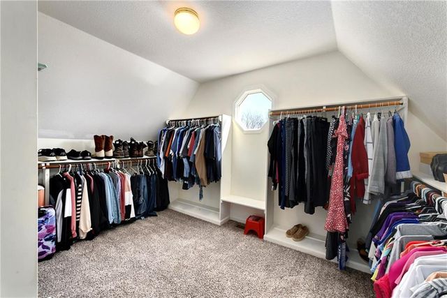 1236 SW Creekside Drive, Lee's Summit, MO 64081