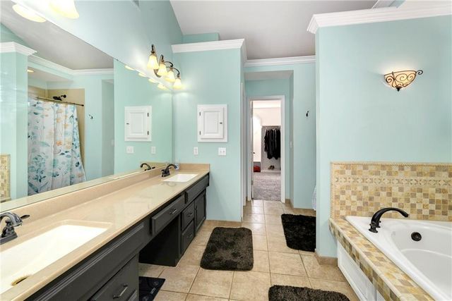 1236 SW Creekside Drive, Lee's Summit, MO 64081