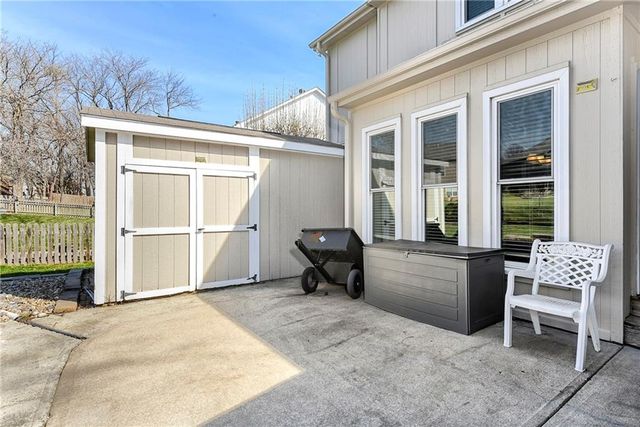 1236 SW Creekside Drive, Lee's Summit, MO 64081