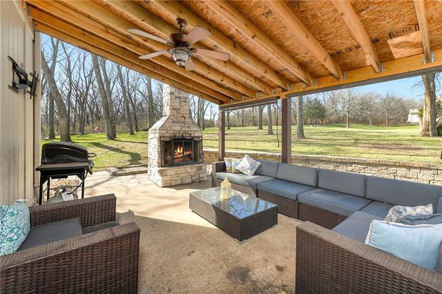 1236 SW Creekside Drive, Lee's Summit, MO 64081