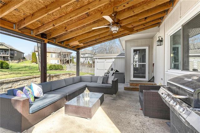 1236 SW Creekside Drive, Lee's Summit, MO 64081