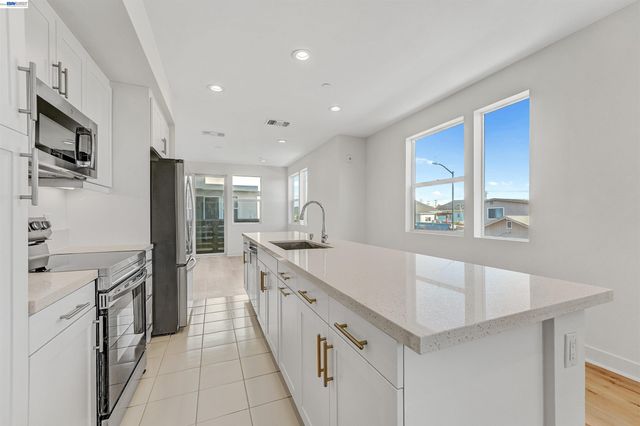 3933 Wattling St, Oakland, CA 94601