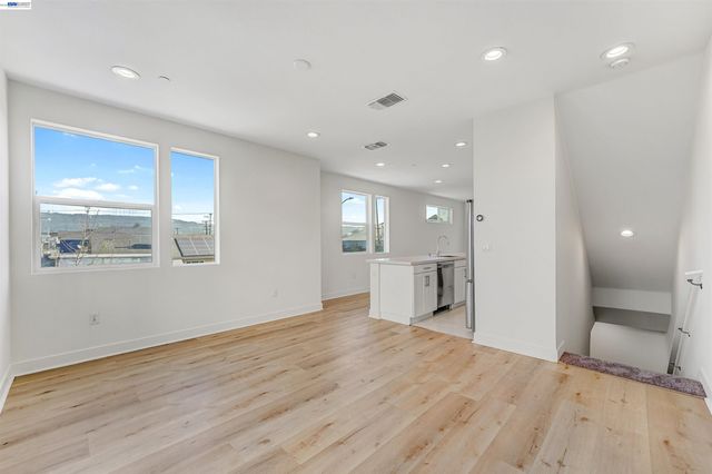 3933 Wattling St, Oakland, CA 94601