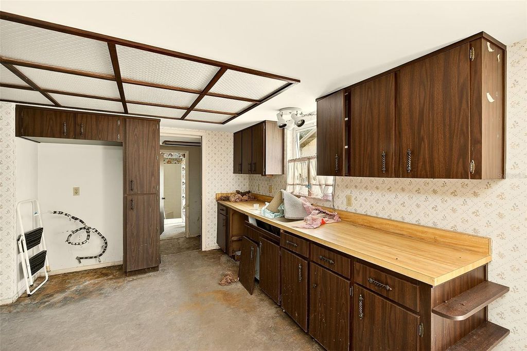 Image 11 of property listing at 205 GULF BOULEVARD, Belleair Beach, FL 33786