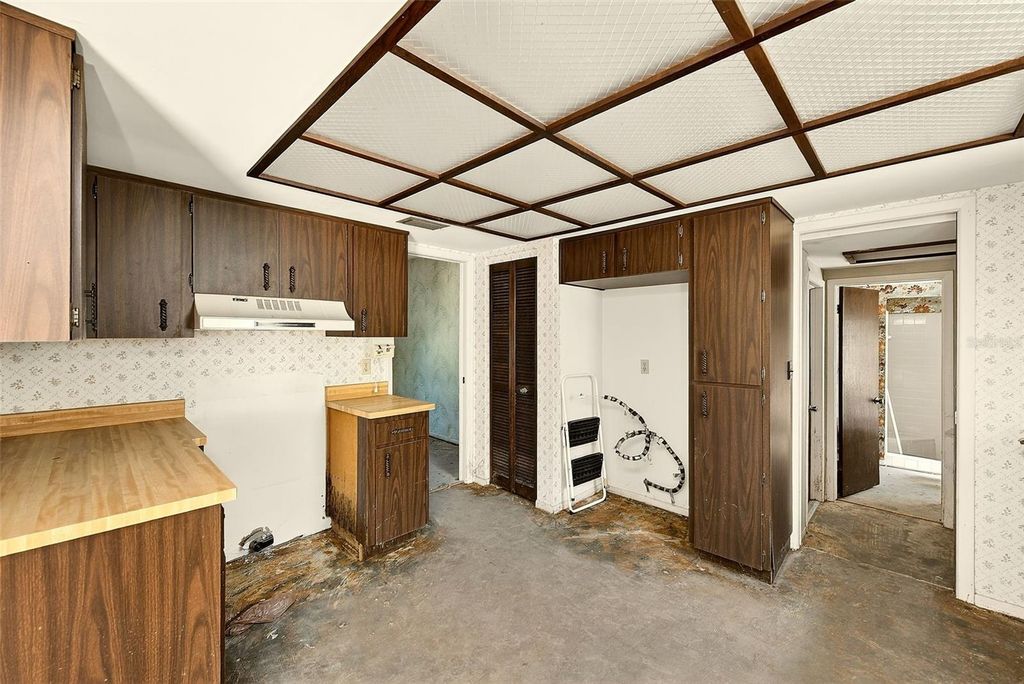 Image 12 of property listing at 205 GULF BOULEVARD, Belleair Beach, FL 33786