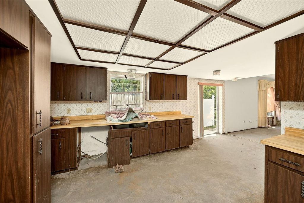 Image 14 of property listing at 205 GULF BOULEVARD, Belleair Beach, FL 33786