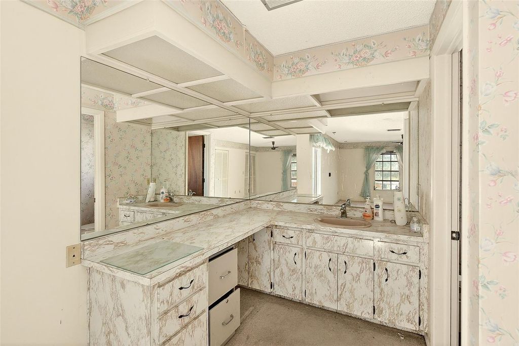 Image 25 of property listing at 205 GULF BOULEVARD, Belleair Beach, FL 33786