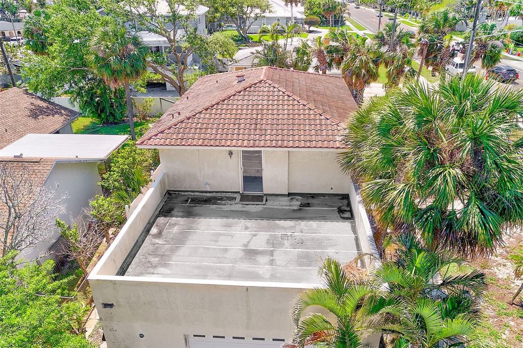 Image 40 of property listing at 205 GULF BOULEVARD, Belleair Beach, FL 33786