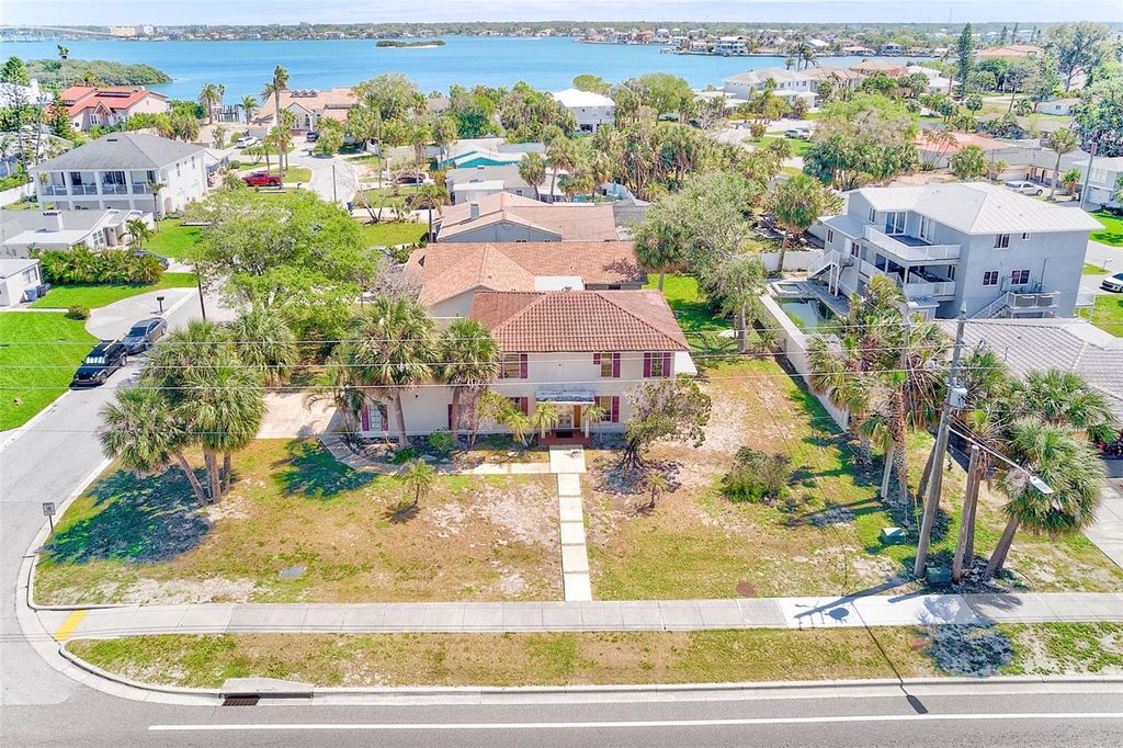 Image 44 of property listing at 205 GULF BOULEVARD, Belleair Beach, FL 33786