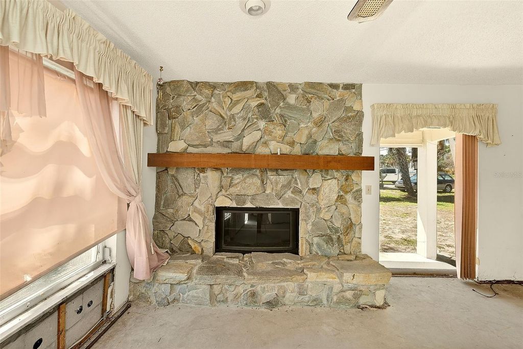 Image 9 of property listing at 205 GULF BOULEVARD, Belleair Beach, FL 33786