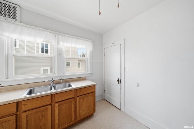 2005 N PROSPECT Road, Peoria, IL 61603