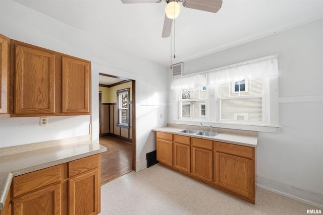 2005 N PROSPECT Road, Peoria, IL 61603