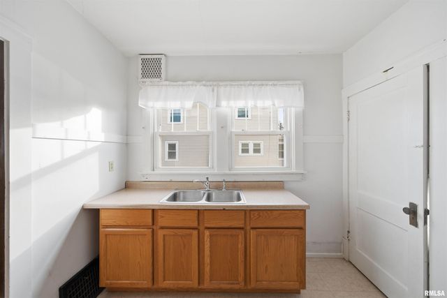 2005 N PROSPECT Road, Peoria, IL 61603