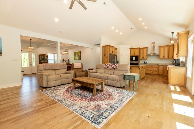 56 East Golden Island, Nancy, KY 42544