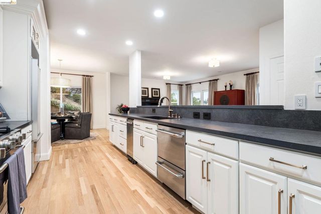 6036 Mazuela Dr, Oakland, CA 94611