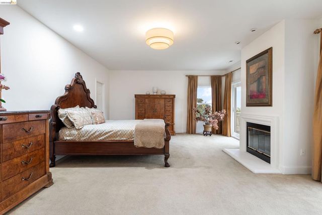 6036 Mazuela Dr, Oakland, CA 94611