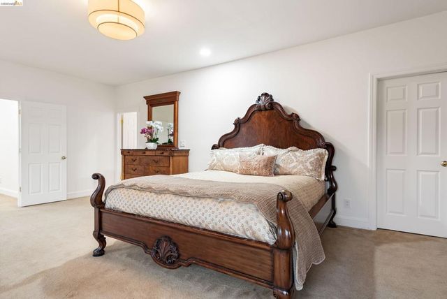 6036 Mazuela Dr, Oakland, CA 94611