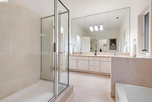 6036 Mazuela Dr, Oakland, CA 94611