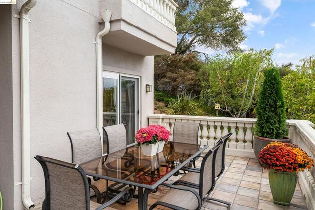 6036 Mazuela Dr, Oakland, CA 94611