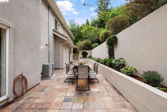 6036 Mazuela Dr, Oakland, CA 94611