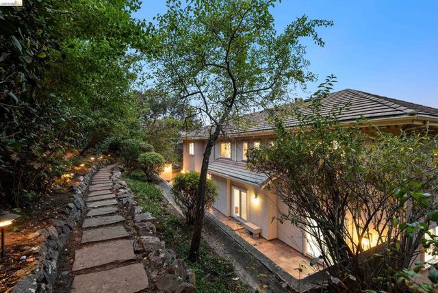6036 Mazuela Dr, Oakland, CA 94611