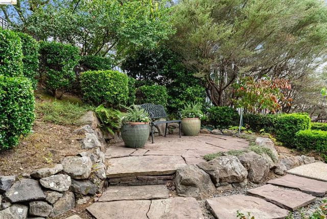 6036 Mazuela Dr, Oakland, CA 94611