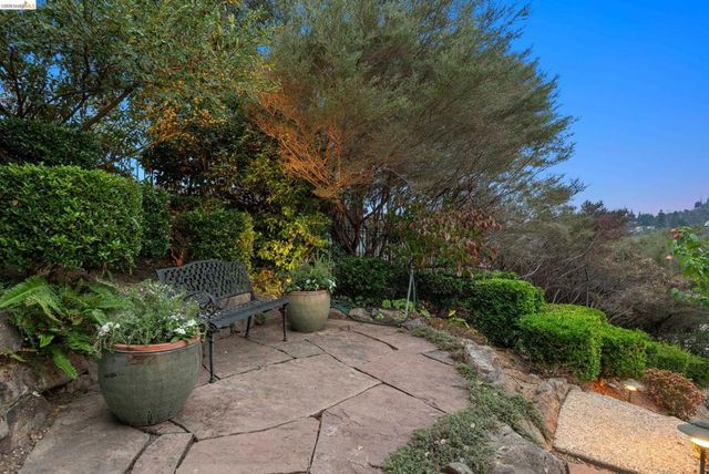 6036 Mazuela Dr, Oakland, CA 94611