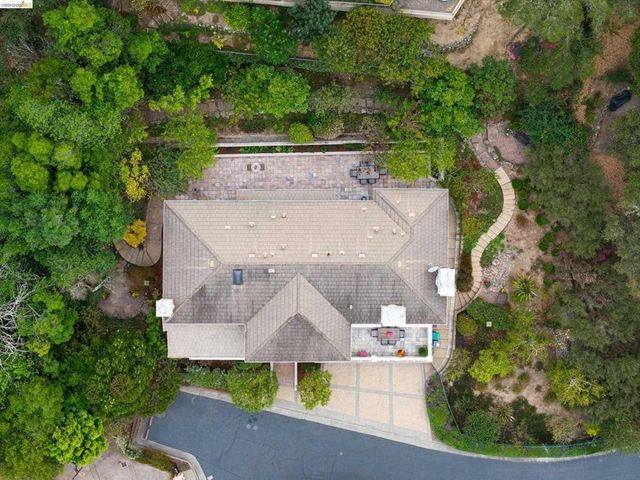 6036 Mazuela Dr, Oakland, CA 94611