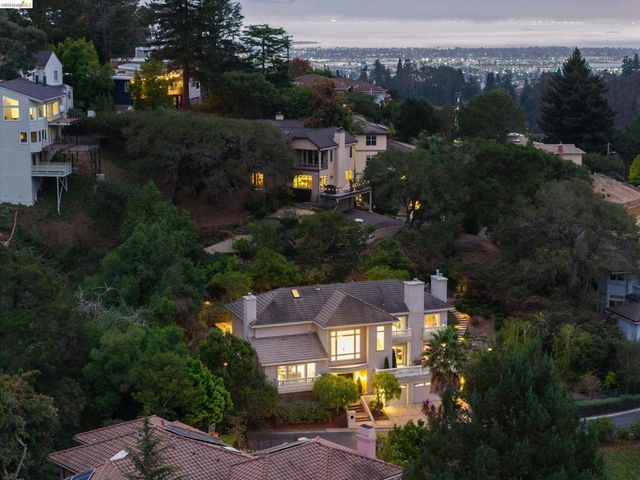 6036 Mazuela Dr, Oakland, CA 94611