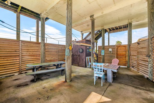 1018 Dolphin Road, Gilchrist, TX 77617