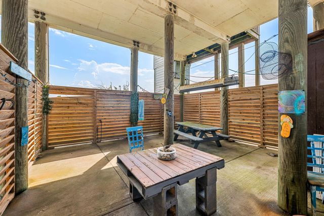 1018 Dolphin Road, Gilchrist, TX 77617